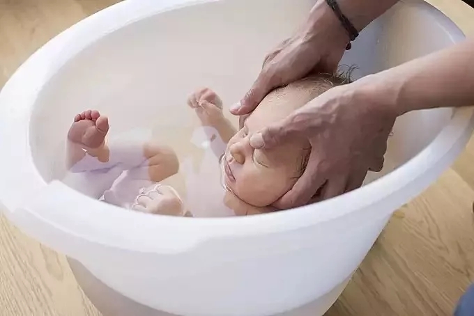 如何给新生宝宝洗澡